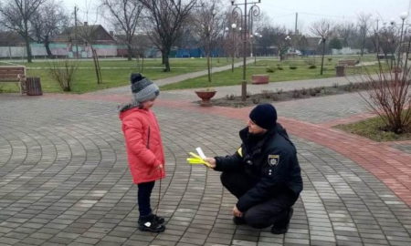 У Покровськй громаді мешканцям роздали світлоповертальні стрічки