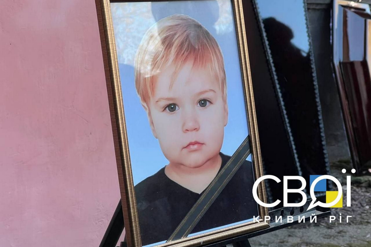 У Кривому Розі сьогодні прощаються з родиною, яку вбила російська ракета (фото)