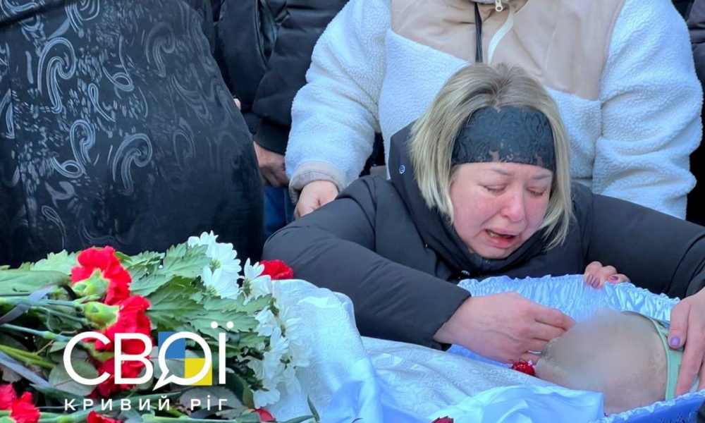 У Кривому Розі сьогодні прощаються з родиною, яку вбила російська ракета (фото)