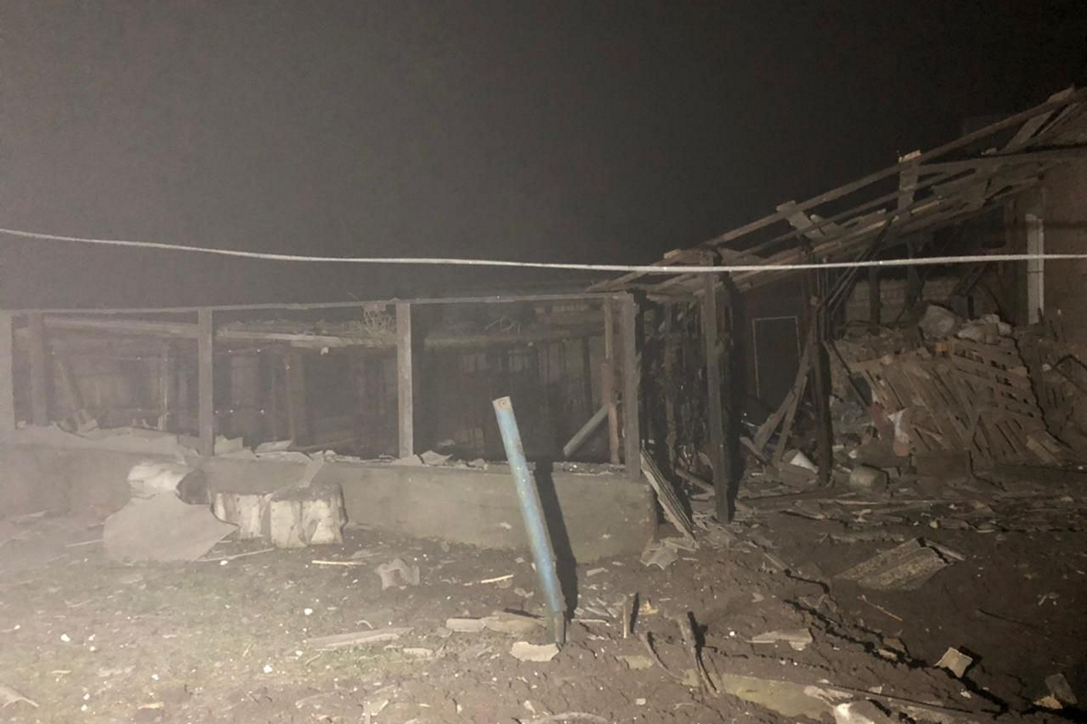 Війська РФ всю ніч гатили по Нікопольщині: постраждала 8-річна дівчинка, є руйнування