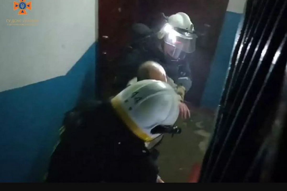 У Покрові врятували двох людей із задимленої квартири (відео)
