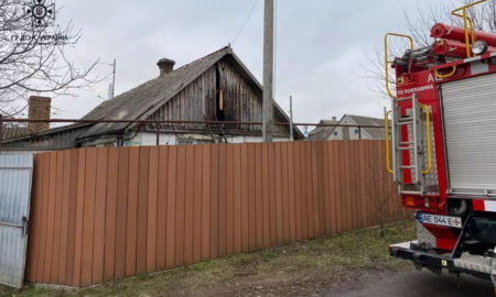 Біля Покрова горів житловий будинок (фото)