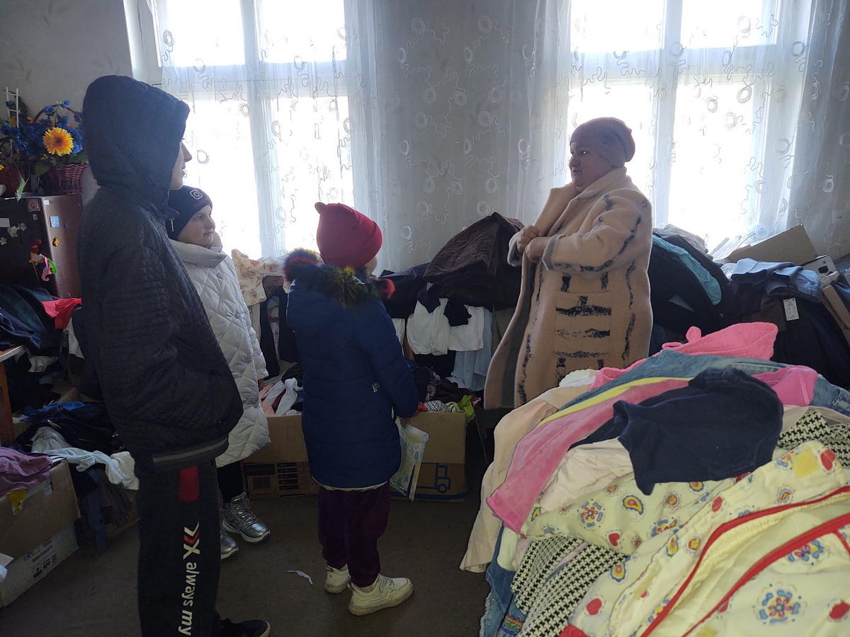 У Томаківці працює банк одягу, де жителі району можуть отримати теплі речі