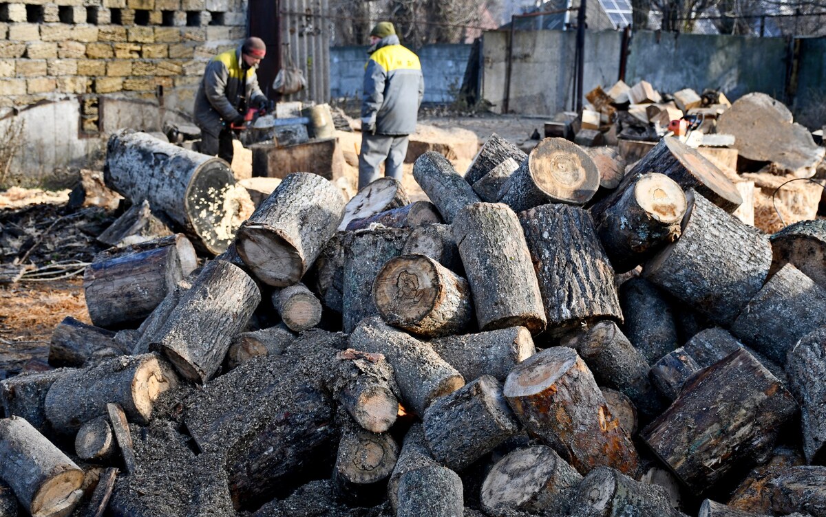 У Нікополі на Алеї Слави демонтують стилобати, також у місті роздають дрова