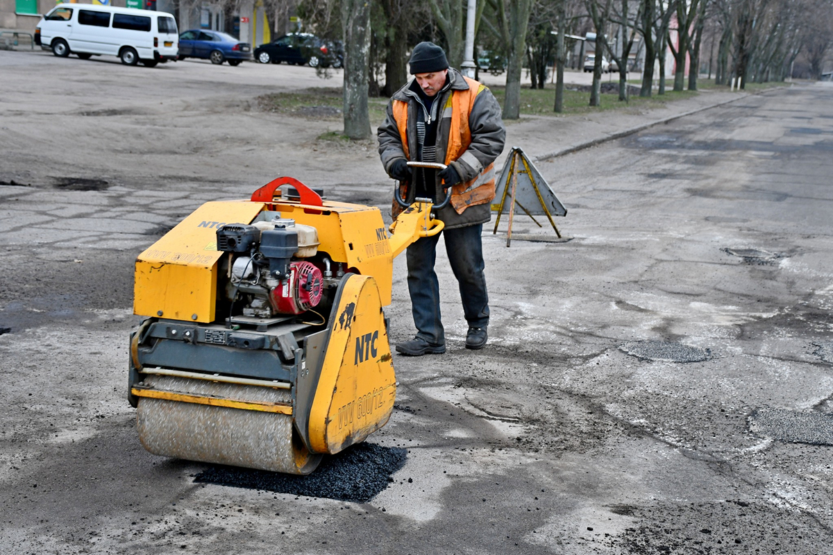 У Нікополі асфальтують вибоїни на дорогах і прибирають опале листя