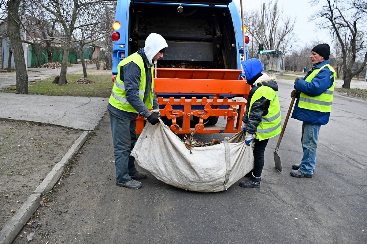 У Нікополі асфальтують вибоїни на дорогах і прибирають опале листя