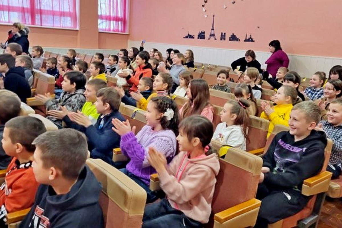 60 дітей з Нікополя пільгових категорій побували на святковій виставі у Покрові