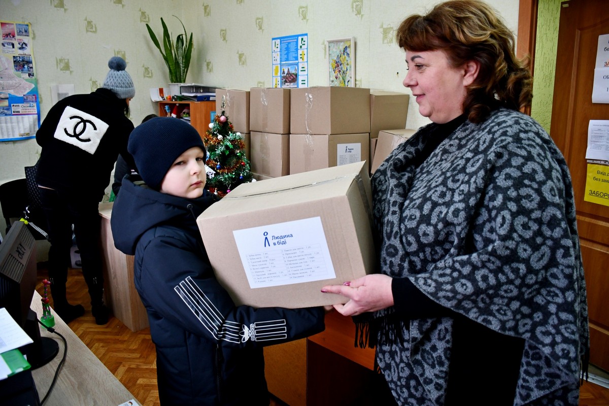 У Нікополі роздали 2000 наборів гумдопомоги від чеської організації