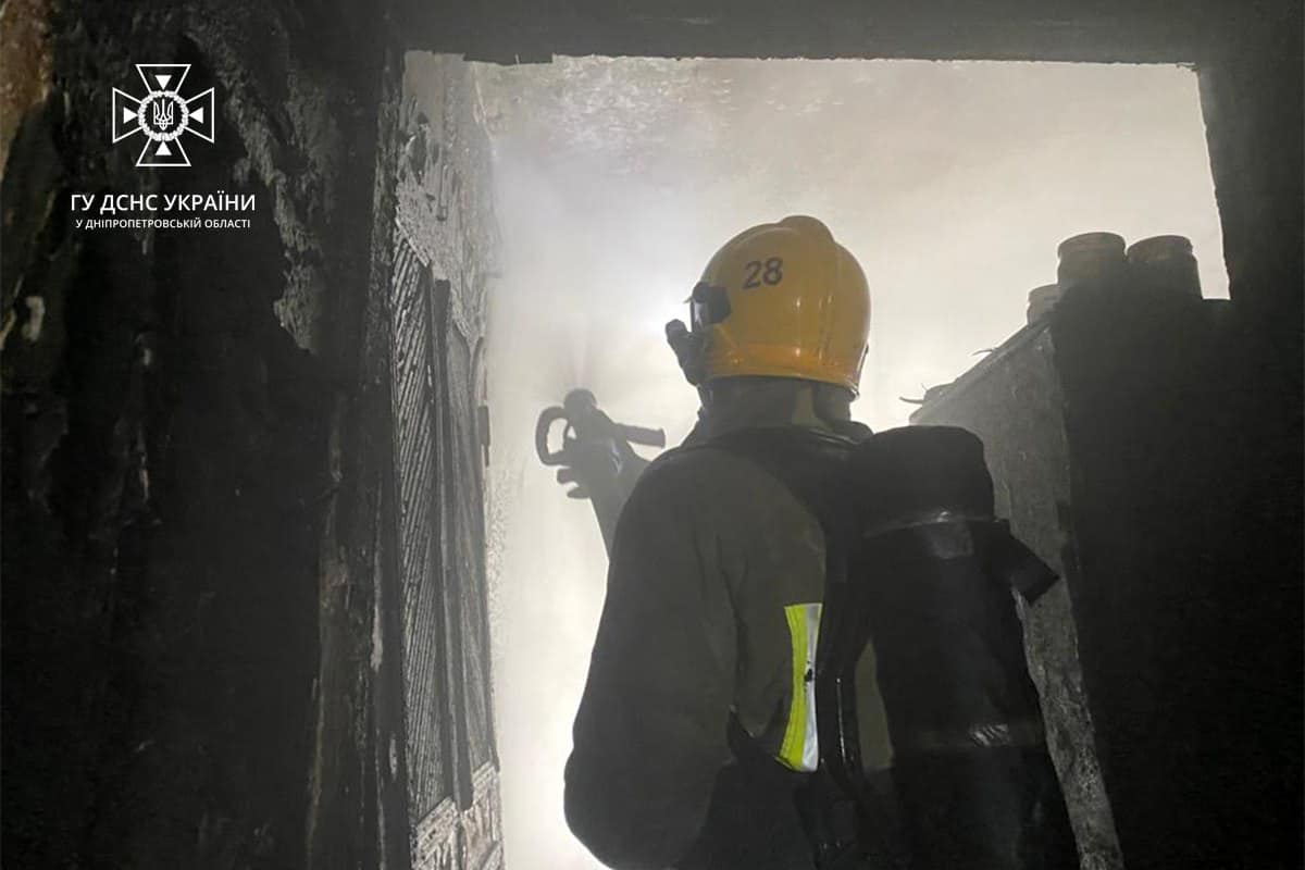 У Нікополі врятували 86-річну жінку із палаючої квартири (фото)