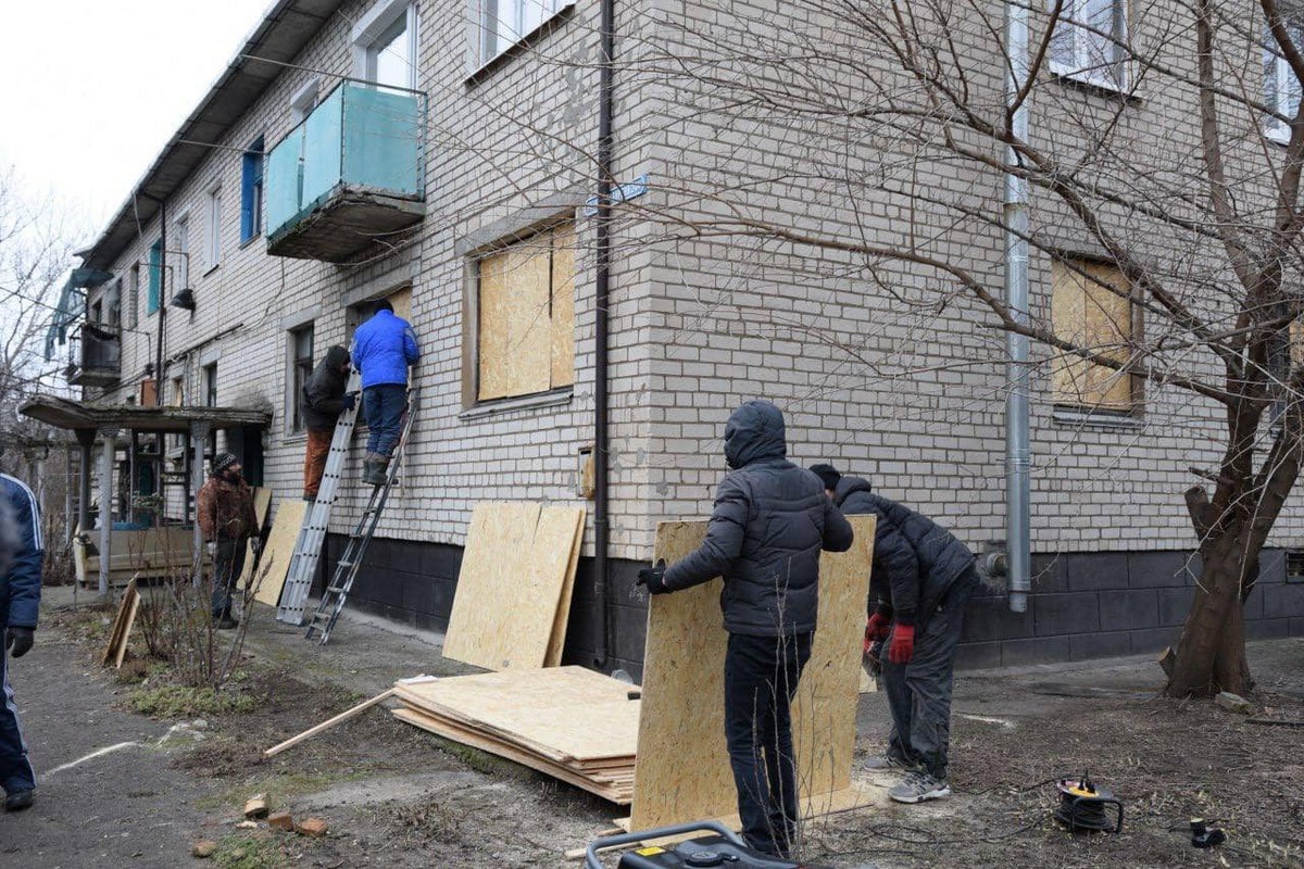 Наслідки обстрілу Нікополя 29 січня усувають комунальники: фото