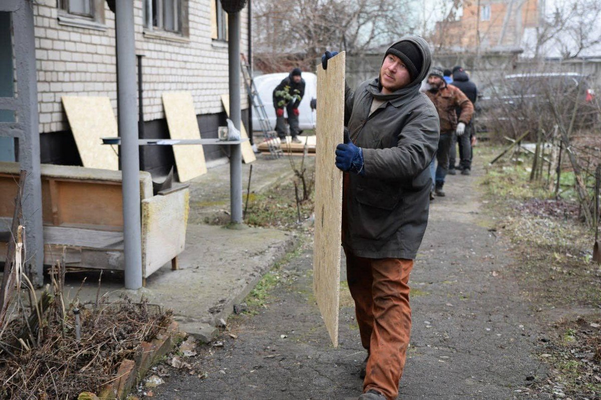 Наслідки обстрілу Нікополя 29 січня усувають комунальники: фото