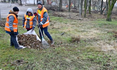 У Нікополі наводять лад там, де його не наводили ніколи (фото)