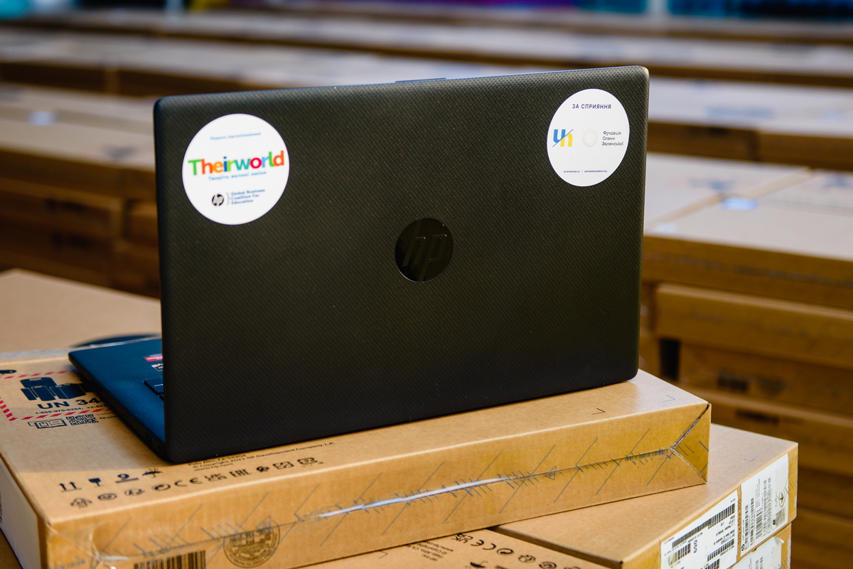 Вчителі Дніпропетровщини і Нікопольщини зокрема отримали 1,5 тис лептопів (фото)