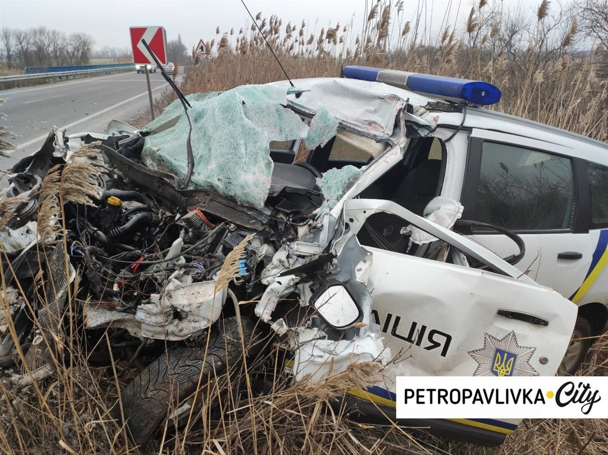Фура та патрульна машина зіткнулись на Дніпропетровщині: загинув поліцейський (фото, відео)