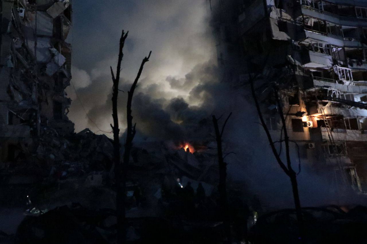 Зростає кількість загиблих і поранених у Дніпрі внаслідок влучання ракети у дев’ятиповерхівку