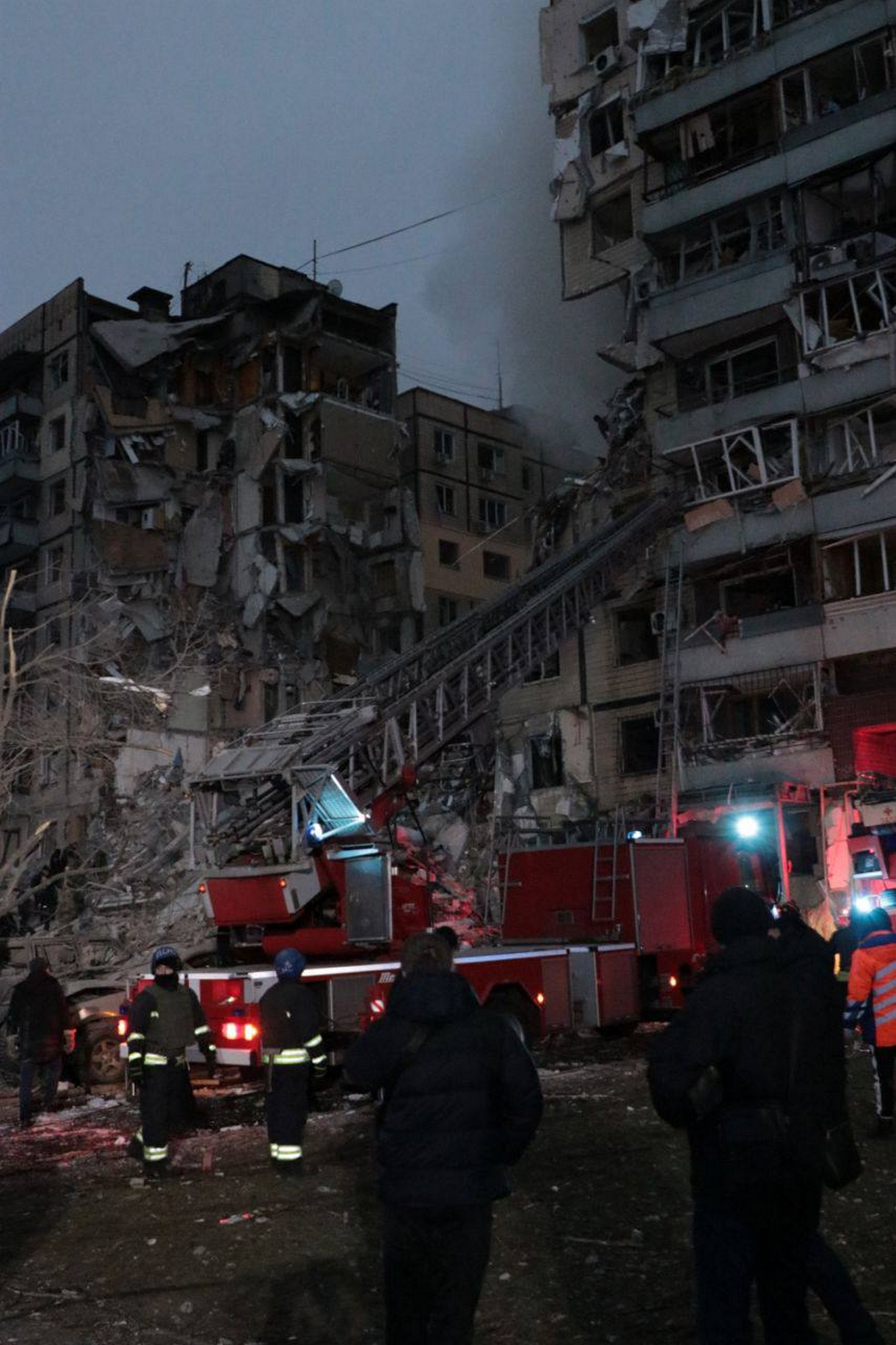 Зростає кількість загиблих і поранених у Дніпрі внаслідок влучання ракети у дев’ятиповерхівку