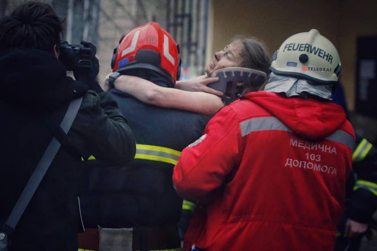 Ще одне врятоване життя: у Дніпрі вранці 15 січня дістали жінку з-під завалів (фото)