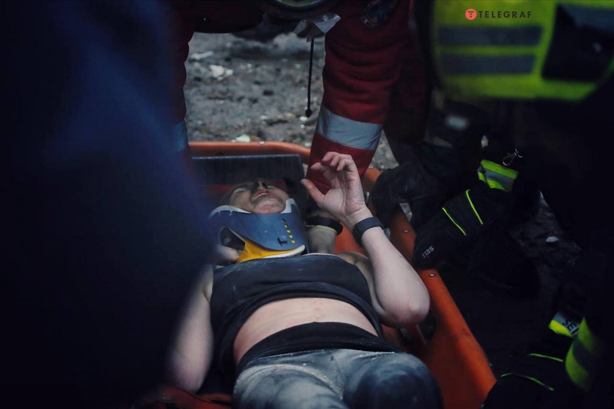 Ще одне врятоване життя: у Дніпрі вранці 15 січня дістали жінку з-під завалів (фото)