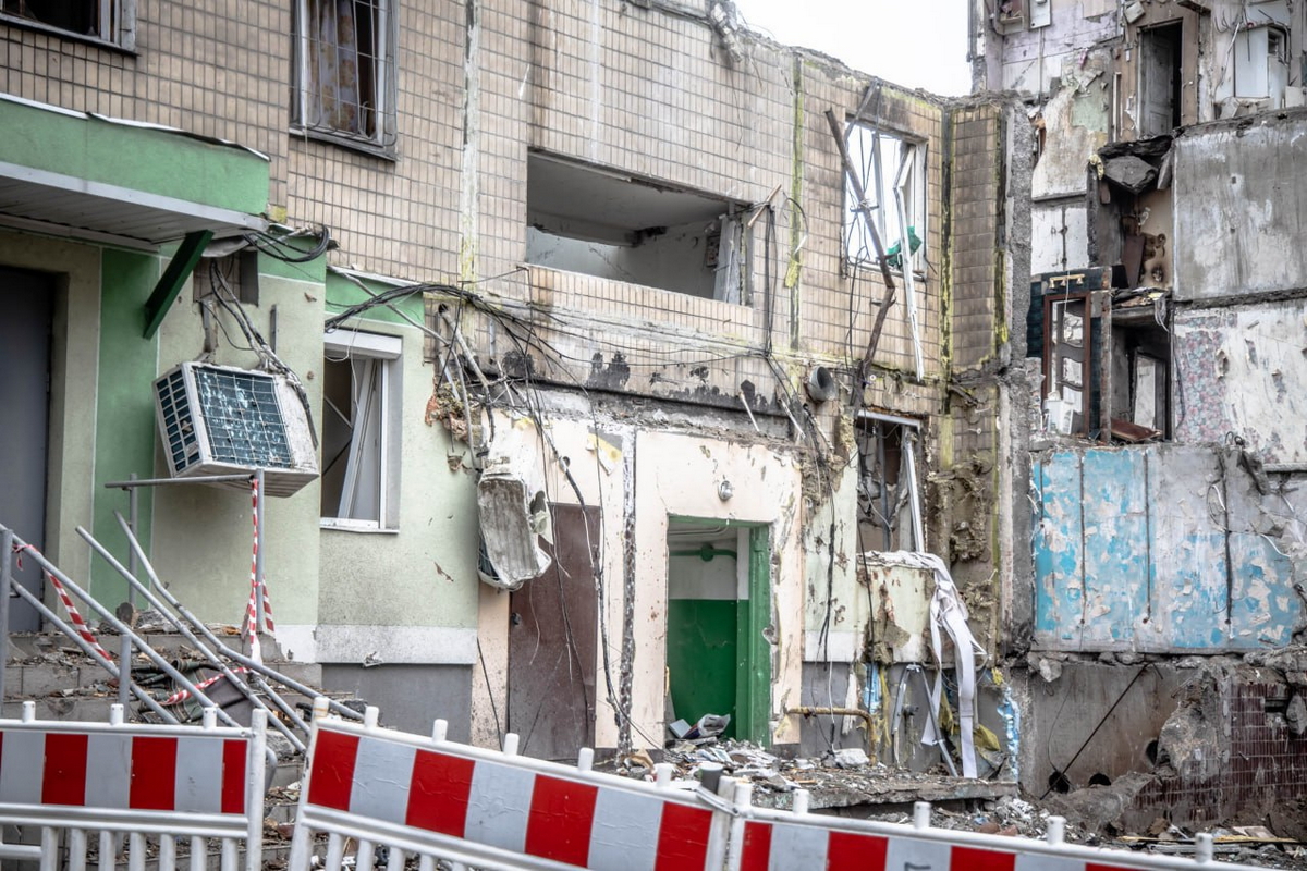 Мешканці зруйнованої багатоповерхівки у Дніпрі забирають вцілілі речі зі своїх колишніх домівок