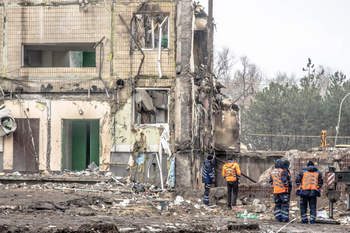 Мешканці зруйнованої багатоповерхівки у Дніпрі забирають вцілілі речі зі своїх колишніх домівок