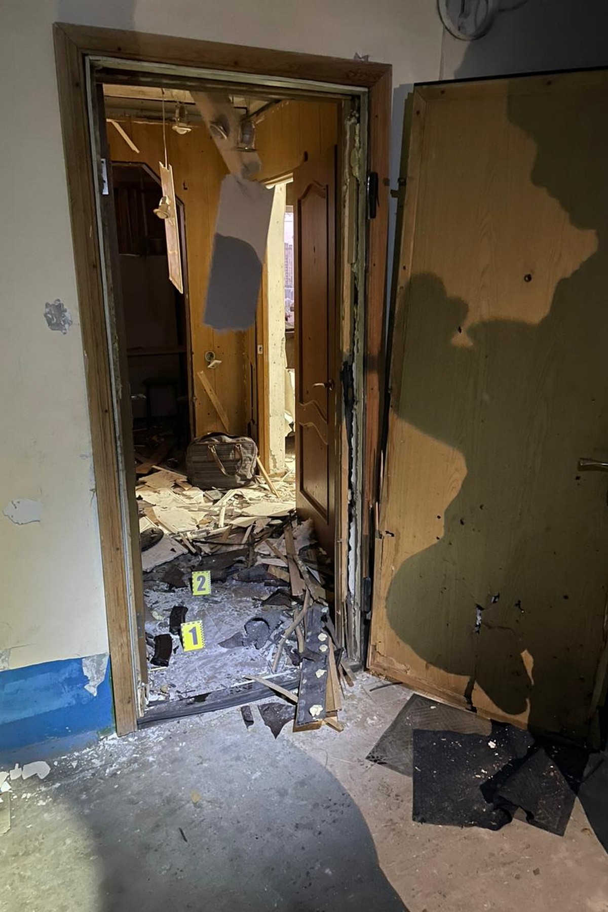 У Дніпрі 32-річний чоловік влаштував вибухи і стрілянину в квартирі, жбурнувши гранату в правоохоронців