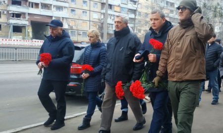 Зруйнований ракетою будинок у Дніпрі відвідав Верховний комісар ООН (фото)