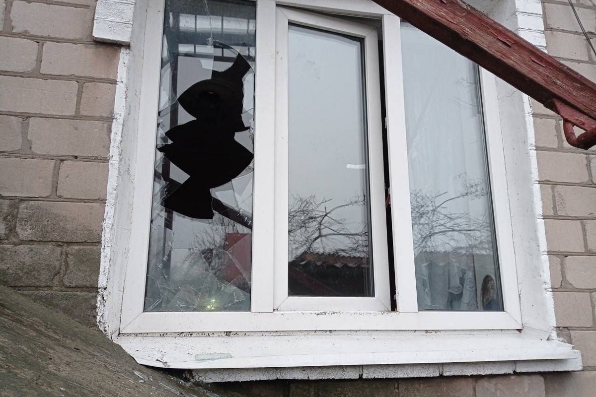 Розбивав вікна цеглиною і виносив техніку: у Марганці затримали серійного злодія