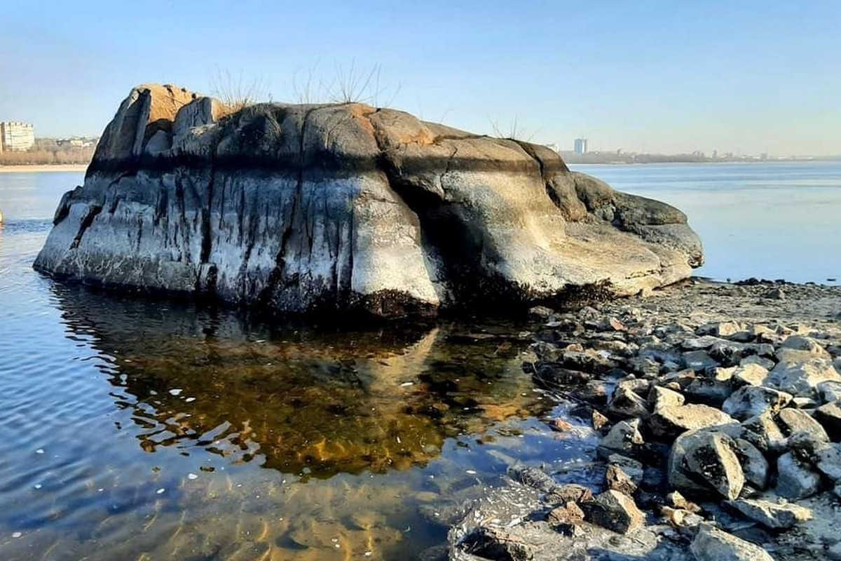 Вода відійшла від берега Хортиці і оголила «послання» сторічної давнини (фото)