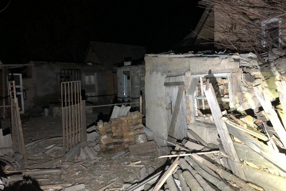 Вночі ворог обстріляв громаду на Нікопольщині: понівечені будинки і електромережі