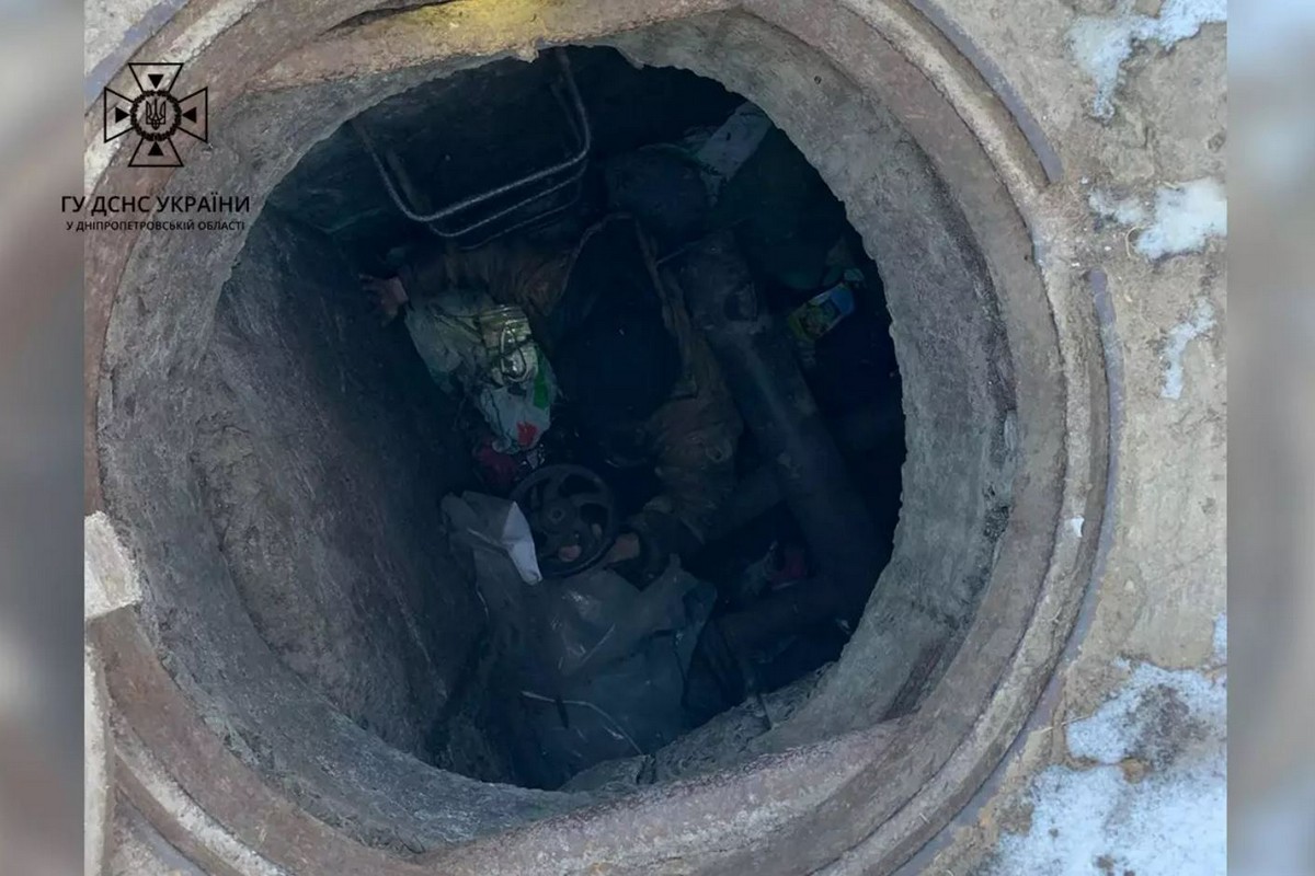 У Нікополі чоловік впав у 4-метровий каналізаційний люк