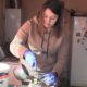 На Нікопольщині волонтерка вже 5 місяців виготовляє окопні свічки для фронту