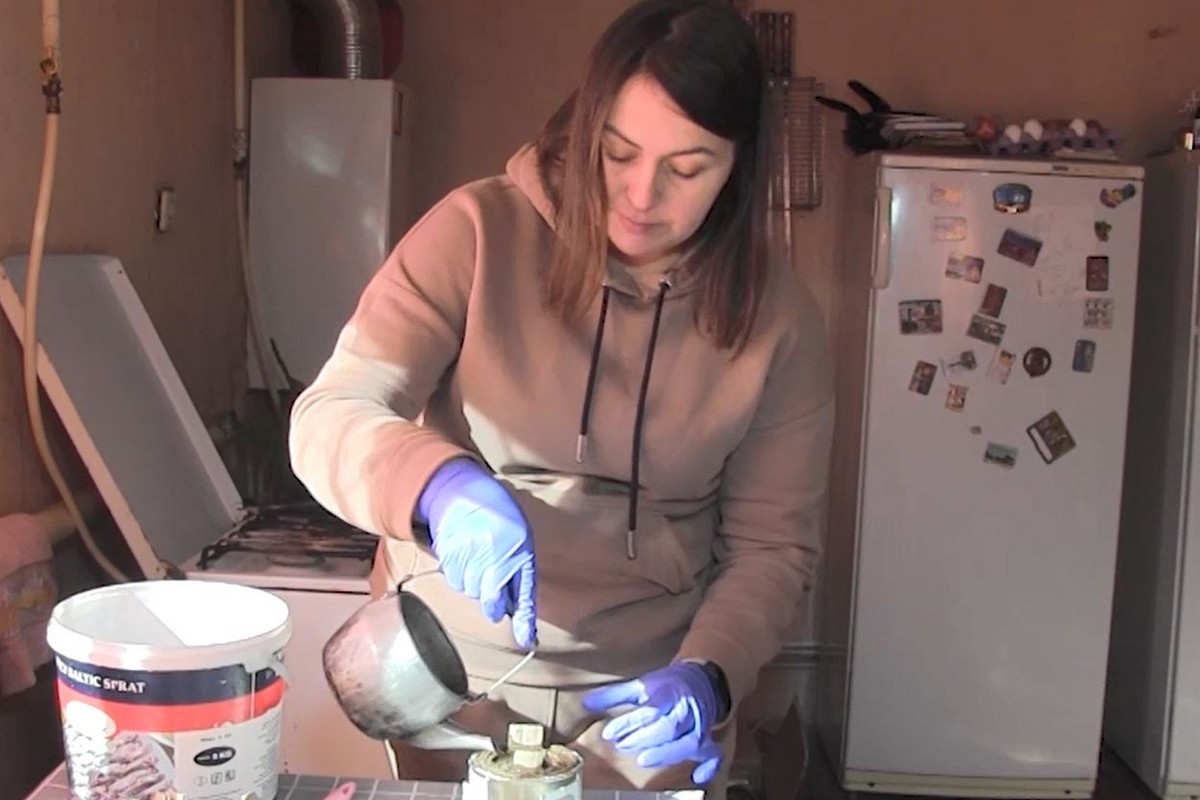 На Нікопольщині волонтерка вже 5 місяців виготовляє окопні свічки для фронту