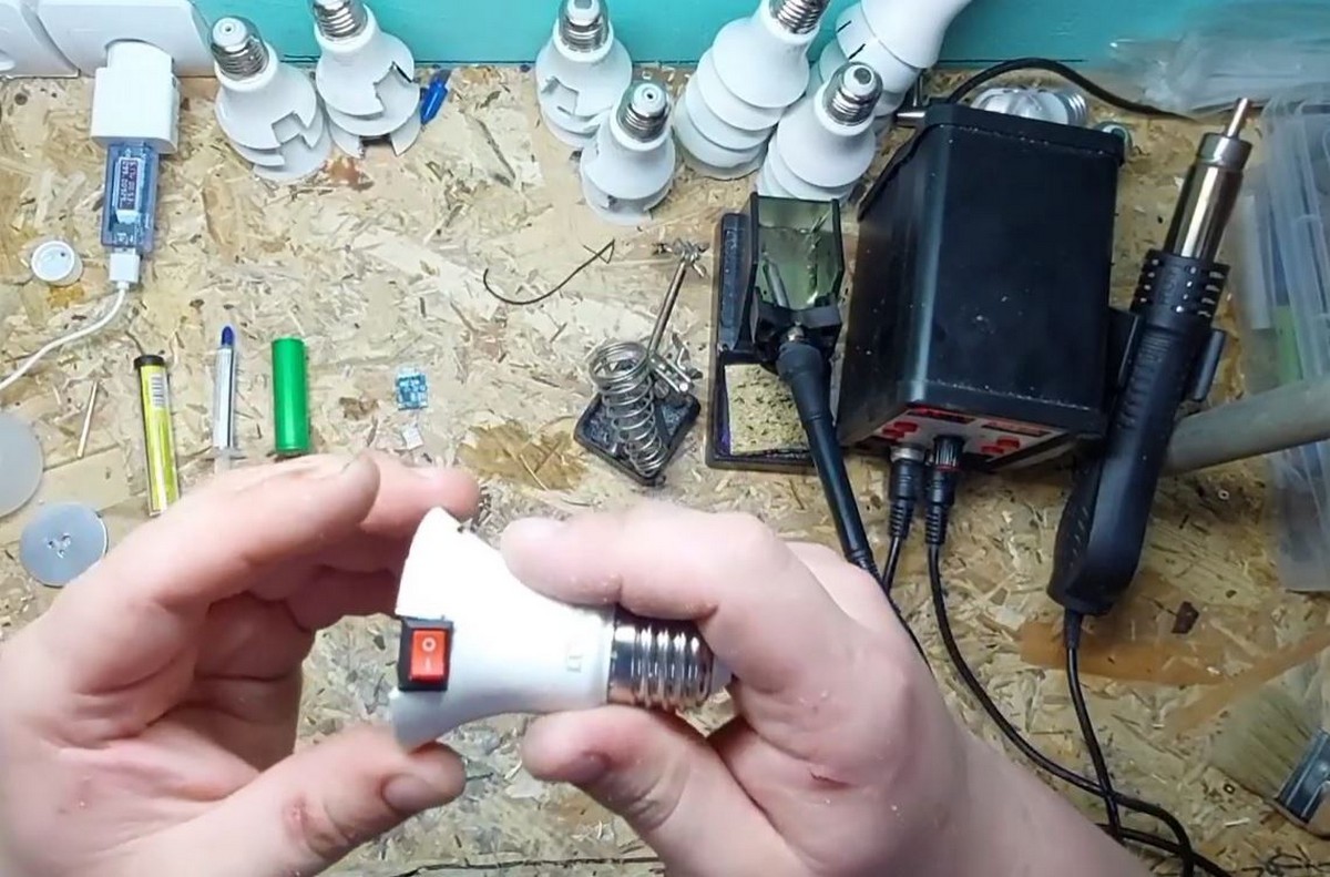 Мешканець Нікополя перетворює LED-лампи на акумулятори для фронту – потрібні запчастини