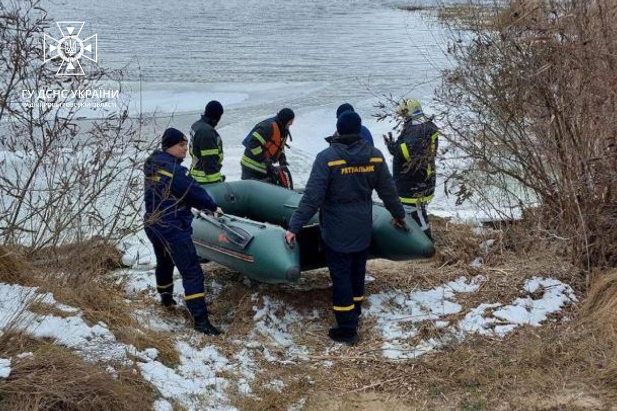 На Дніпропетровщині 40 рибалок понесло на кризі, що відкололася (фото, відео)