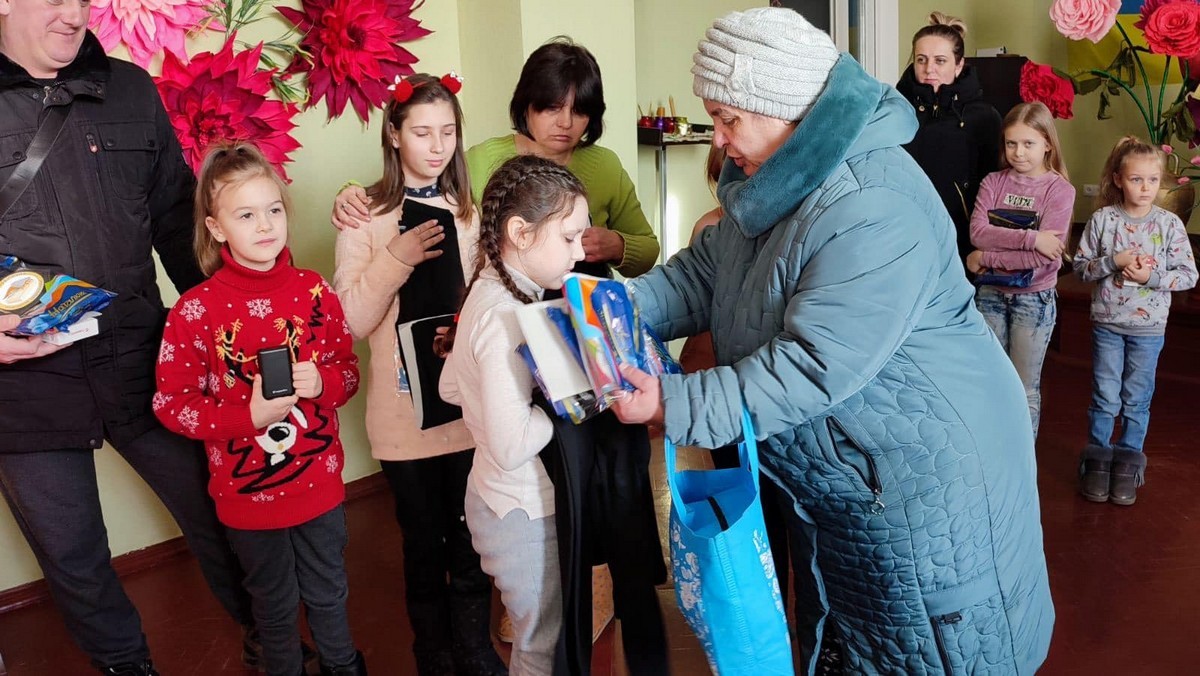 В рамках проекту «Help Nikopol» MONATIK і Катя Осадча допомогли 300 родинам з Нікополя