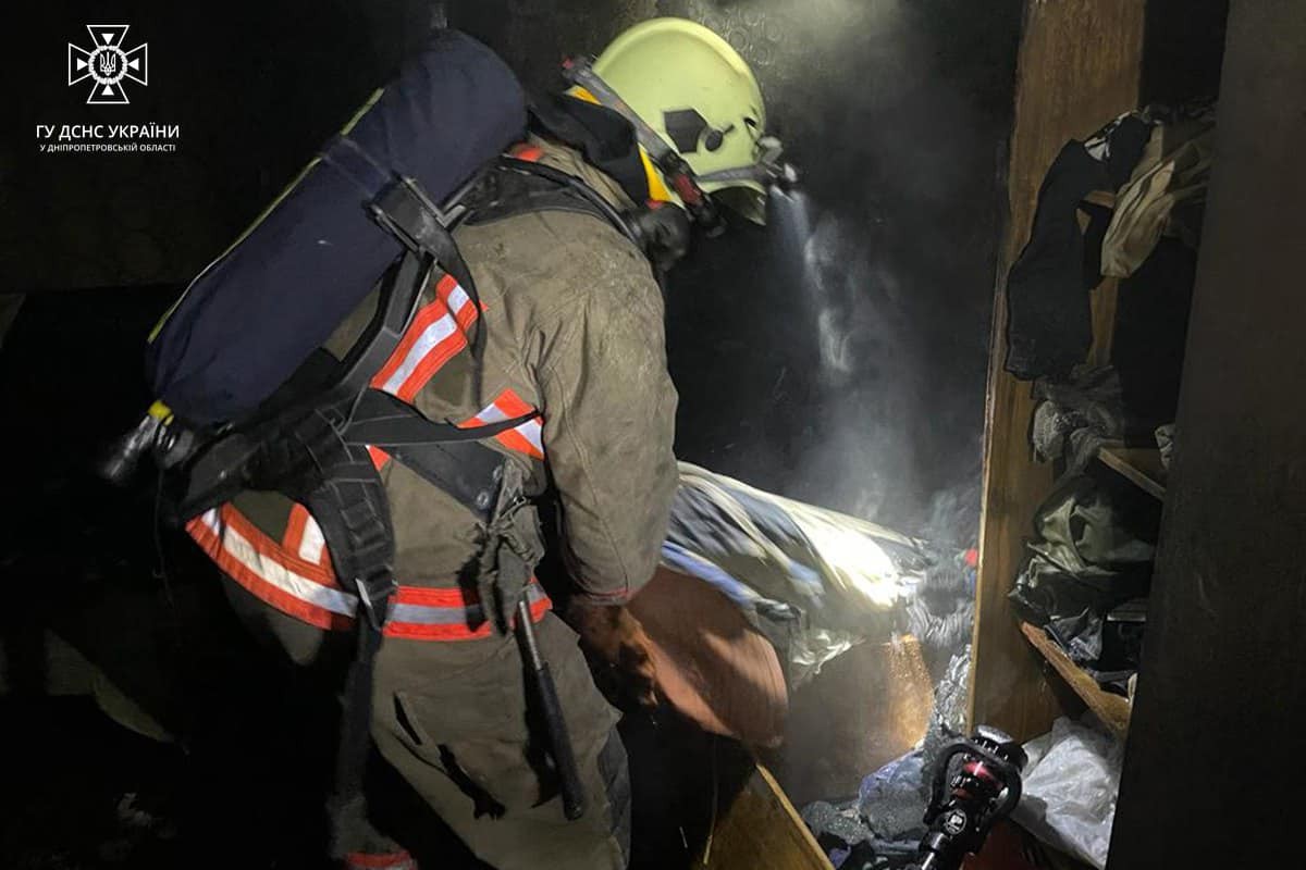 В Покрові з палаючої квартири врятували двох людей 21 лютого