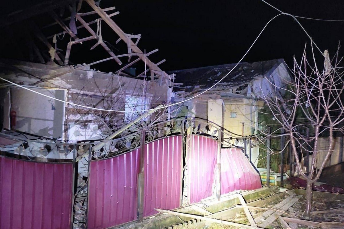 Ніч 27 лютого у Нікополі пройшла з тривогами і обстрілом – є руйнування