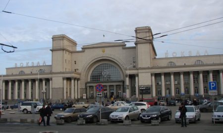 На Дніпропетровщині злочинна група грабувала переселенців і військових на вокзалах