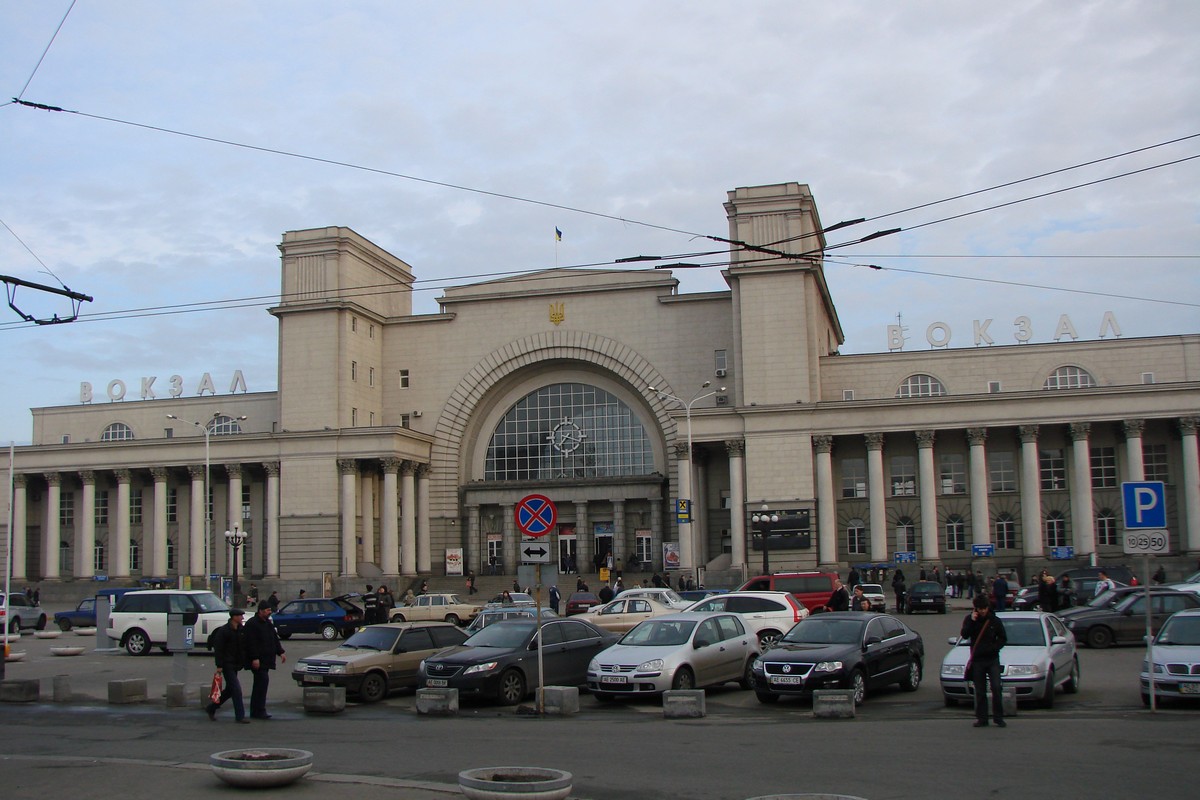 На Дніпропетровщині злочинна група грабувала переселенців і військових на вокзалах