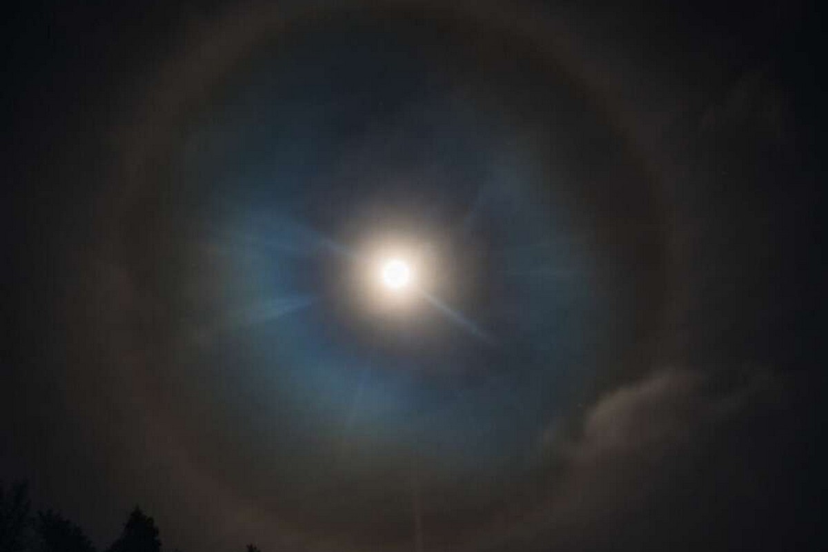 Мешканці Кривого Рогу вночі 5 лютого спостерігали дивне коло у небі (фото)