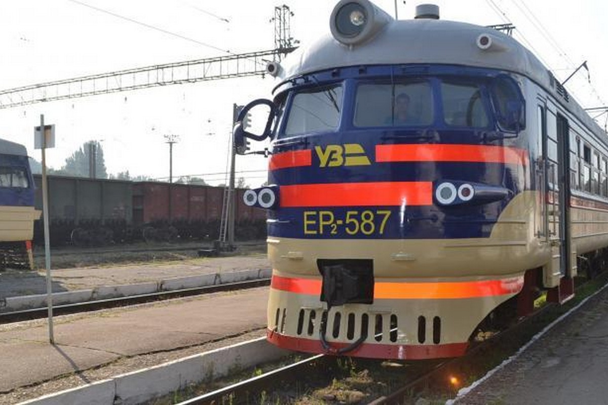 Скорочено тривалу зупинку у Нікополі: змінюється рух двох приміських поїздів