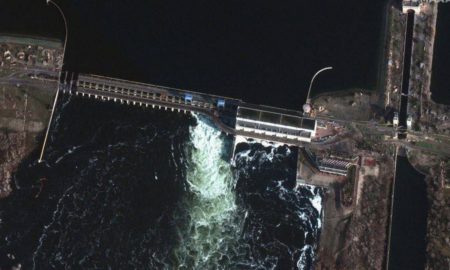 Окупанти спускають воду з Каховського водосховища: фото з супутника