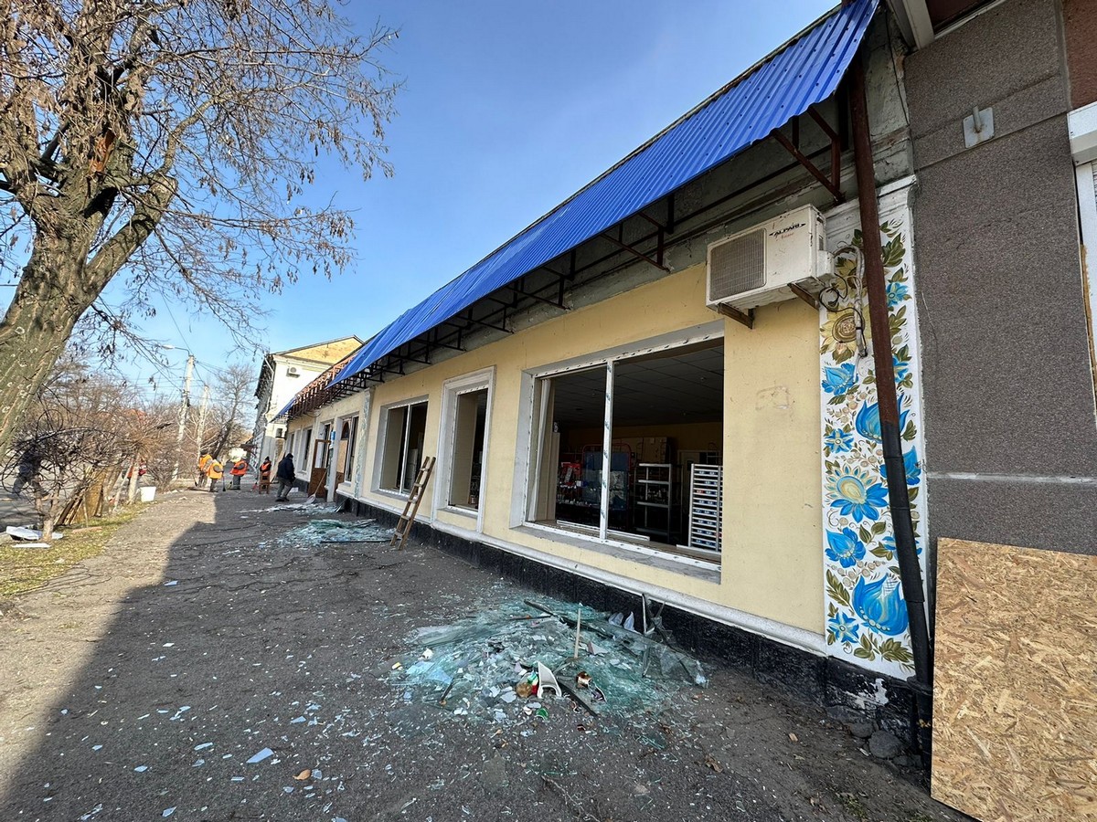 Поліція показала наслідки обстрілу Нікополя 24 лютого: фото