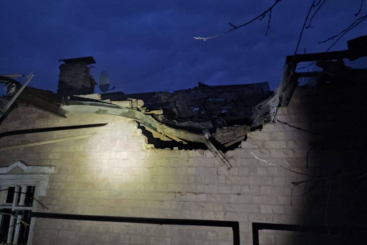 Ворог обстрілював Нікополь всю ніч: пошкоджено 21 будинок, навчальні заклади, соцоб’єкт