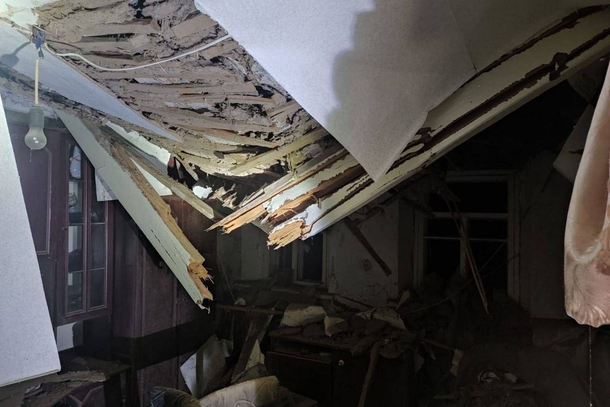 Ворог обстрілював Нікополь всю ніч: пошкоджено 21 будинок, навчальні заклади, соцоб’єкт