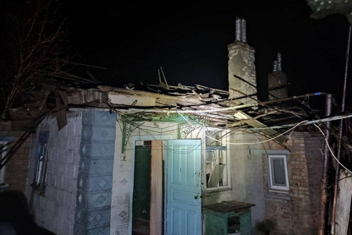 Вночі окупанти гатили по житлових кварталах Нікополя і Марганця: фото наслідків