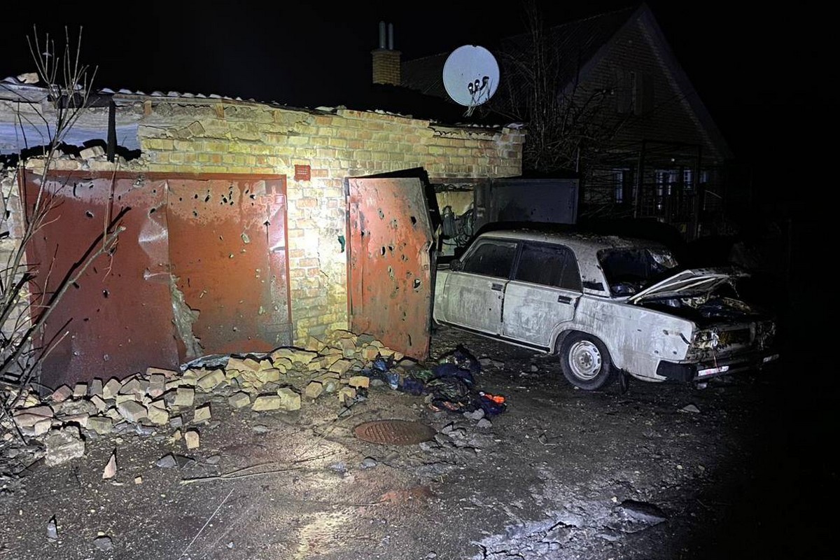 Вночі окупанти гатили по житлових кварталах Нікополя і Марганця: фото наслідків