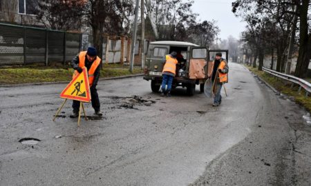 У Нікополі 26 лютого комунальники усувають наслідки обстрілів (фото)