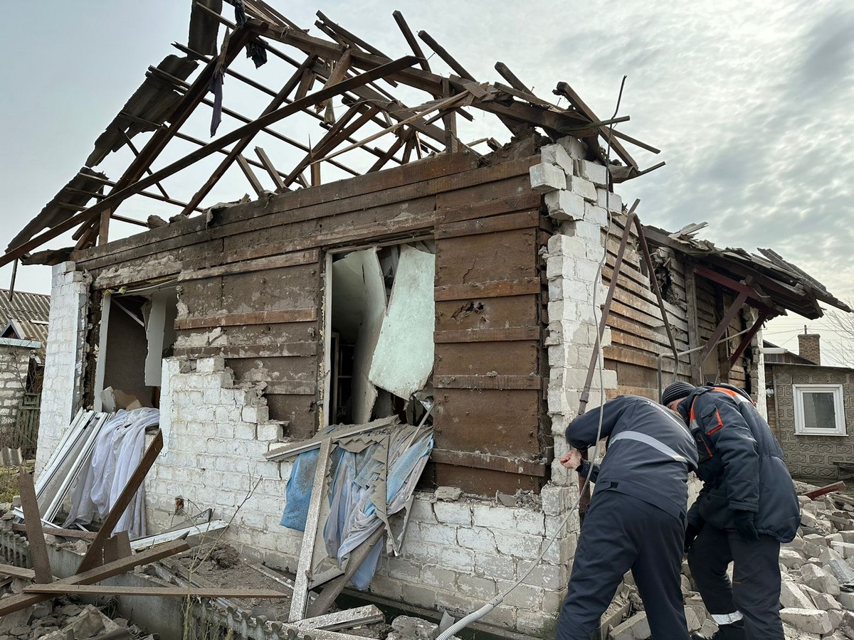 «Будинки майже повністю зруйновано»: у поліції показали наслідки нічного обстрілу Нікополя