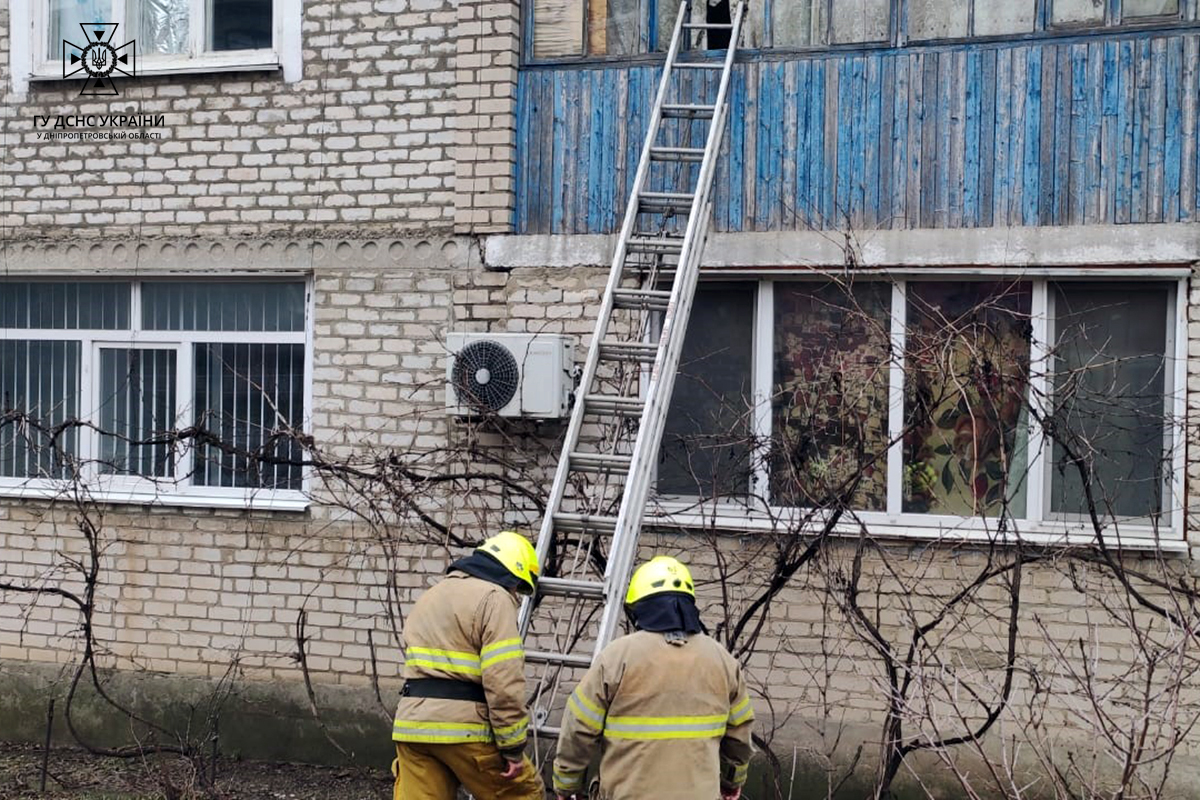На Дніпропетровщині надзвичайники допомогли жінці, яку зачинила на балконі власна дитина